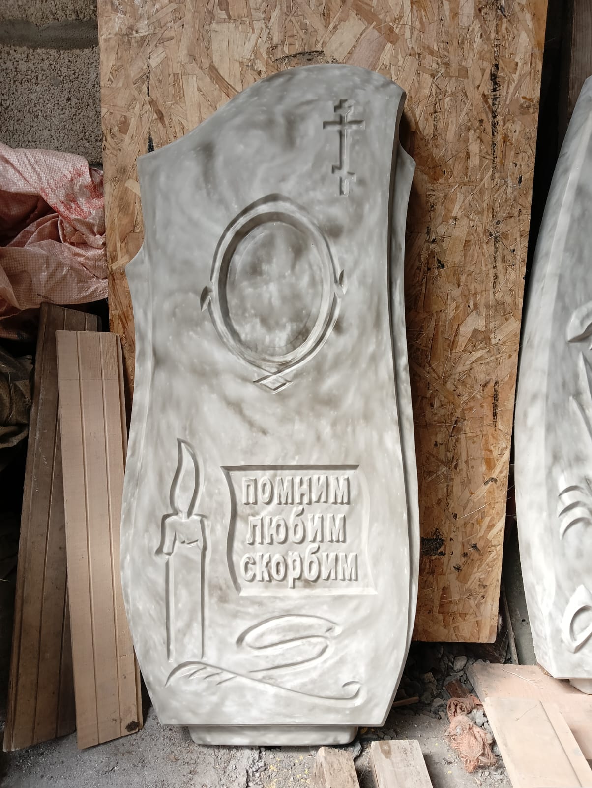 Памятник со свечой